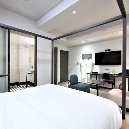 Seomyeon Hound Hotel 1St Street Busan Exterior photo