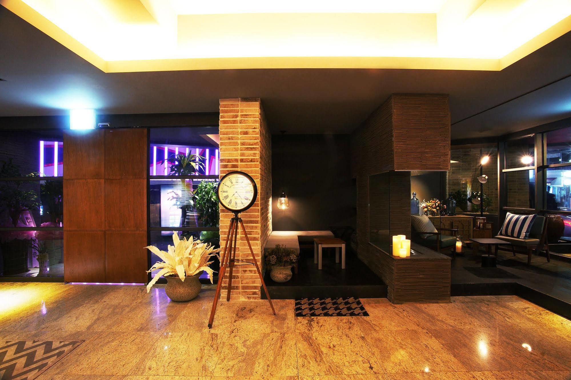 Seomyeon Hound Hotel 1St Street Busan Exterior photo